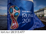 Флаги с символикой Чепионата мира по футболу FIFA 2018 на фоне здания Эрмитажа установлены на Дворцовом мосту в центре города Санкт-Петербурга, Россия. Редакционное фото, фотограф Николай Винокуров / Фотобанк Лори