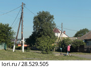 Сельская жительница набрала воду в колодце (2018 год). Редакционное фото, фотограф Дмитрий Неумоин / Фотобанк Лори