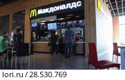 Ресторан быстрого питания McDonald в торговом центре "Гудок" в Самаре (2018 год). Редакционное видео, видеограф Артем Блинов / Фотобанк Лори