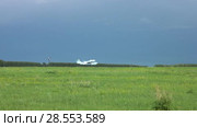 Взлетает самолет Tecnam P2006T. Aircraft Tecnam P2006T takes off. Редакционное видео, видеограф Евгений Романов / Фотобанк Лори
