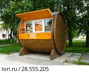Торговая точка в форме бочки по продаже медовухи, сбитня и варенья около Торговых рядов. Город Суздаль (2018 год). Редакционное фото, фотограф Макаров Алексей / Фотобанк Лори