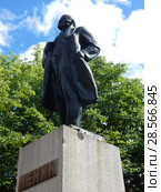 Памятник В. И. Ленину на главной площади перед зданием администрации городского округа Реутов. Город Реутов. Балашихинский район. Московская область (2018 год). Редакционное фото, фотограф lana1501 / Фотобанк Лори