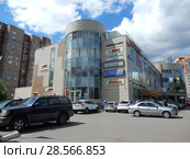 Торговый центр "Карат" (улица Ленина, 1а). Город Реутов. Балашихинский район. Московская область (2018 год). Редакционное фото, фотограф lana1501 / Фотобанк Лори