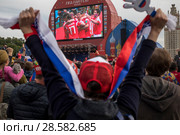 Болельщик Российской национальной футбольной сборной радуется забитому голу в ворота Саудовской Аравии на Фестивале болельщиков ФИФА во время матча открытия Чемпионата мира по футболу FIFA 2018, Россия. Редакционное фото, фотограф Николай Винокуров / Фотобанк Лори