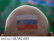 Болельщик Российской национальной футбольной сборной смотрит за игрой сборную на большом экране в городе Москве во время Чемпионата мира по футболу FIFA 2018, Россия. Редакционное фото, фотограф Николай Винокуров / Фотобанк Лори