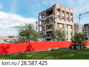 Снос административного здания завода ЖБИ-4 . ПО "Баррикада". Санкт-Петербург (2018 год). Редакционное фото, фотограф Александр Щепин / Фотобанк Лори