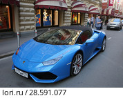 Спортивный автомобиль Lamborghini Huracan синего цвета с красивым номером х777ам777. Город Москва, Ветошный переулок (2018 год). Редакционное фото, фотограф Алексей Гусев / Фотобанк Лори
