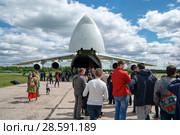 Очередь в самолет Ан-124 "Руслан", эродром Мигалово. Праздничные мероприятия, приуроченные к 75-летию со дня формирования 12-й гвардейской военно-транспортной авиационной Мгинской дивизии 196-го ВТАП (2018 год). Редакционное фото, фотограф Alexei Tavix / Фотобанк Лори