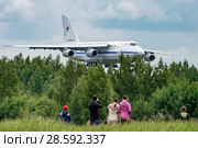 Ан-124-100 "Руслан" (бортовой RF-82011) на посадке, аэродром Мигалово, Тверь (2018 год). Редакционное фото, фотограф Alexei Tavix / Фотобанк Лори