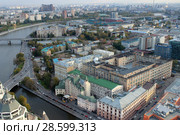 Москва. Панорамный вид на Шлюзовую набережную со смотровой площадки в Свиссотель Красные холмы (2017 год). Редакционное фото, фотограф Елена Орлова / Фотобанк Лори