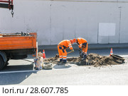 Москва. Проспект Мира. Рабочие ремонтируют канализационные колодцы (2010 год). Редакционное фото, фотограф Алёшина Оксана / Фотобанк Лори