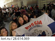 Москва, ликующие российская фанатки на Никольской после футбольного матча Россия-Египет (2018 год). Редакционное фото, фотограф Дмитрий Неумоин / Фотобанк Лори