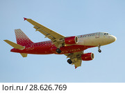 Cамолет Airbus A319 "Воронеж" (VP-BQK) авиакомпании "Россия" перед посадкой крупным планом (2018 год). Редакционное фото, фотограф Виктор Карасев / Фотобанк Лори