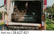 The garbage truck compresses rubbish inside the box for recycling. Стоковое видео, видеограф Aleksejs Bergmanis / Фотобанк Лори