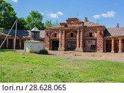 Фасад старинной конюшни конезавода в Волышове. Порховский район, Псковская область (2018 год). Редакционное фото, фотограф Сергей Васильев / Фотобанк Лори