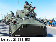 Самоходное артиллерийское орудие 2С23 НОНА-СВК на Дворцовой набережной. Санкт-Петербург (2018 год). Редакционное фото, фотограф Александр Щепин / Фотобанк Лори