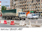 Фура на проспекте Мира. Москва (2012 год). Редакционное фото, фотограф Алёшина Оксана / Фотобанк Лори