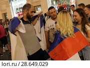 Москва, российские и израильские фанаты на Никольской после футбольного матча Россия-Египет (2018 год). Редакционное фото, фотограф Дмитрий Неумоин / Фотобанк Лори