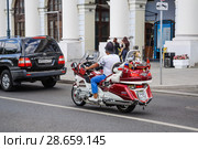 Москва. Российский футбольный болельщик на мотоцикле "Honda Gold Wing" едет по Варварке в дни проведения Чемпионата мира по футболу FIFA 2018 в России. Редакционное фото, фотограф Алёшина Оксана / Фотобанк Лори