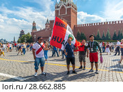Улыбающиеся футбольные болельщики из Перу на Красной площади. Чемпионат мира по футболу FIFA 2018. Город Москва, Россия. Редакционное фото, фотограф Владимир Сергеев / Фотобанк Лори