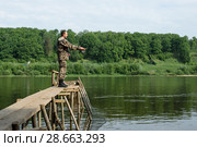 Рыбак ловит рыбу в реке. Тульская область. Заокский район. Река Ока (2018 год). Редакционное фото, фотограф Игорь Низов / Фотобанк Лори