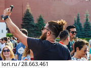 Футбольный болельщик делает селфи на Красной площади. Чемпионат мира по футболу FIFA 2018 года в России. Москва. Редакционное фото, фотограф Алёшина Оксана / Фотобанк Лори