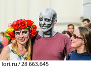 Мужчина загримированный под скелета и женщина в костюме Катарины на карнавале в честь Дня мертвых. Национальный дом для мексиканских болельщиков в Гостином дворе во время Чемпионата мира по футболу 2018 года в России. Москва. Редакционное фото, фотограф Алёшина Оксана / Фотобанк Лори