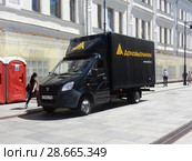 Автомобиль транспортной компании "Деловые Линии". Богоявленский переулок. Тверской район. Город Москва (2018 год). Редакционное фото, фотограф lana1501 / Фотобанк Лори