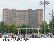 Москва. Вид на гостиницу "Космос" (Проспект Мира, дом 150 ) и монорельсовую дорогу со стороны главного входа ВДНХ в летний день (2018 год). Редакционное фото, фотограф Наталья Николаева / Фотобанк Лори