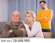 Man seriously talking with family. Стоковое фото, фотограф Яков Филимонов / Фотобанк Лори