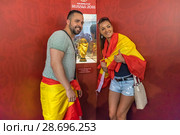 Испанские футбольные болельщики фотографируются у Кубка мира ФИФА в Парке футбола на Красной площади. Чемпионат мира по футболу FIFA 2018. Город Москва, Россия. Редакционное фото, фотограф Владимир Сергеев / Фотобанк Лори