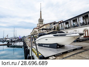 Город Сочи, Краснодарский край, Россия. Продажа яхты на фоне Морского вокзала летним днём (2018 год). Редакционное фото, фотограф Игорь Низов / Фотобанк Лори