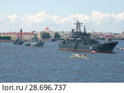 Кильватерная колонна кораблей военно-морского флота России в акватории Невы. День ВМФ в Санкт-Петербурге (2017 год). Редакционное фото, фотограф Виктор Карасев / Фотобанк Лори