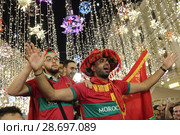 Марокканцы выкрикивающие призыв на Никольской улице вечером, после футбольного матча Россия-Египет (2018 год). Редакционное фото, фотограф Дмитрий Неумоин / Фотобанк Лори