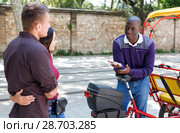 Driver of pedicab asking for payment. Стоковое фото, фотограф Яков Филимонов / Фотобанк Лори