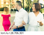 Young woman is resentmenting because her boyfriend was stared on other girl. Стоковое фото, фотограф Яков Филимонов / Фотобанк Лори