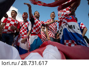 Болельщики национальной футбольной сборной Хорватии на Манежной площади перед началом полуфинального матча Чемпионата мира по футболу FIFA 2018 между сборными командами Хорватии и Англии в городе Москве, Россия. Редакционное фото, фотограф Николай Винокуров / Фотобанк Лори