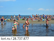 Россия, город Анапа.  Много людей на городском пляже в месте, где река Анапка впадает в Черное море (2017 год). Редакционное фото, фотограф Овчинникова Ирина / Фотобанк Лори