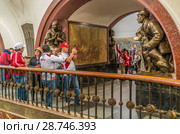 Москва, болельщики делают фотографии на память на станции метро площадь Революции во время Чемпионата мира по футболу (2018 год). Редакционное фото, фотограф Виктор Тараканов / Фотобанк Лори