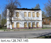 Двухэтажный кирпичный жилой дом, 1917 года постройки. Советская улица, 15/5. Город Волоколамск. Московская область (2015 год). Стоковое фото, фотограф lana1501 / Фотобанк Лори