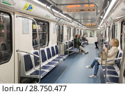Пассажиры в полупустом вагоне метро, Санкт-Петербург (2018 год). Редакционное фото, фотограф Юлия Бабкина / Фотобанк Лори