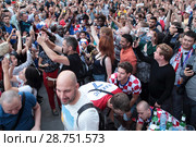 Москва, хорватские и французские фанаты встретились на Никольской улице в преддверии финального матча Франция-Хорватия (2018 год). Редакционное фото, фотограф Дмитрий Неумоин / Фотобанк Лори