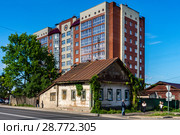 Россия, Кострома, старинные и современные жилые дома на улице Сусанина (2018 год). Стоковое фото, фотограф glokaya_kuzdra / Фотобанк Лори