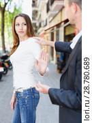 Man trying to acquainting with girl. Стоковое фото, фотограф Яков Филимонов / Фотобанк Лори