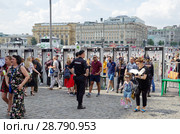 Проход на Красную площадь через рамки металлоискателей, Москва, Россия (2018 год). Редакционное фото, фотограф Елена Коромыслова / Фотобанк Лори