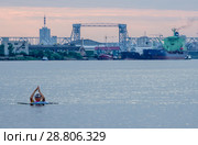 Июль, 2018 - Архангельск. Купающийся человек на фоне моста и высотного здания. Россия, Архангельск. Стоковое фото, фотограф Яковлев Сергей / Фотобанк Лори