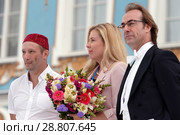 Дирижер Фабио Мастранджело (справа), PR-директор фестиваля Екатерина Кашина и арт-директор фестиваля Виктор Высоцкий на закрытии фестиваля "Опера-всем" у стен Екатерининского дворца (2018 год). Редакционное фото, фотограф Stockphoto / Фотобанк Лори