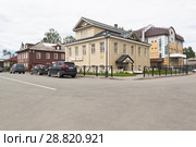 Бутик-отель "Троицкий" на улице Нечаевского в городе Вельске, Архангельской области, Россия (2018 год). Редакционное фото, фотограф Николай Мухорин / Фотобанк Лори