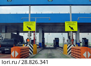 Полоса T-pass для проезда по транспондерам. Пункт взимания платы на трассе М-4 "Дон", 545 км. Воронежская область (2018 год). Редакционное фото, фотограф Александр Замараев / Фотобанк Лори