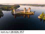 Крепость Олавинлинна в проливе Куусалми июльским утром (аэросъемка). Финляндия, Савонлинна (2018 год). Стоковое фото, фотограф Виктор Карасев / Фотобанк Лори